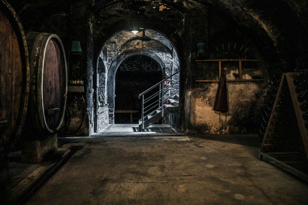 Fässer im historischen Keller